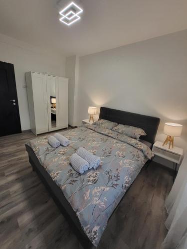Un pat sau paturi într-o cameră la Felix apartman Zajecar