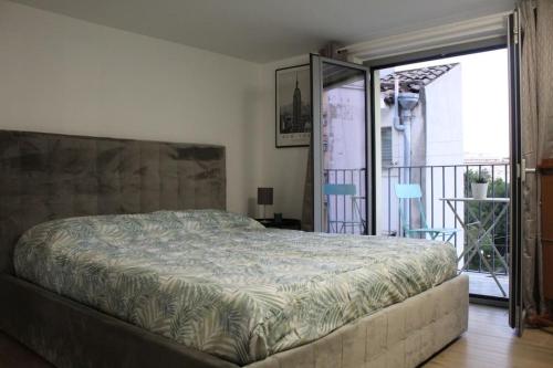 een slaapkamer met een bed en een balkon bij Orto siculo house-3 in Catania
