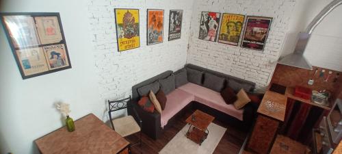- un modèle de salon avec un canapé et une table dans l'établissement Authentic Belgrade Centre Apartments, à Belgrade
