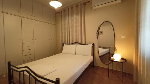 Ένα ή περισσότερα κρεβάτια σε δωμάτιο στο Old Port Mirina 1