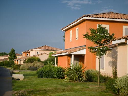 uma fila de casas num quintal em Home in Mediterranean style in Languedoc em Fabrègues