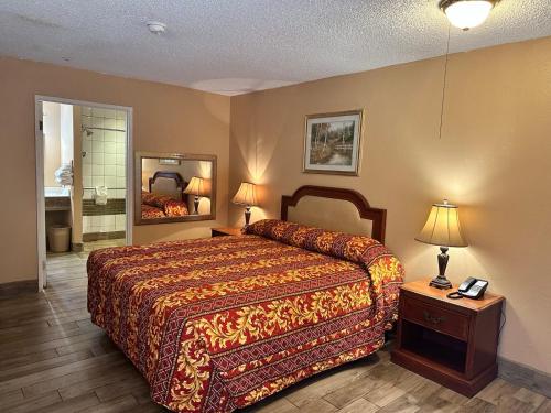 Кровать или кровати в номере Highland Inn