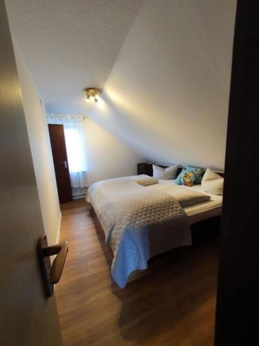 a bedroom with a bed and a window at Pension Robin Hood in Willingen