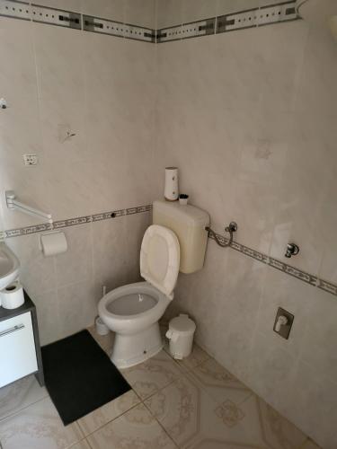 波弗加納的住宿－Soba L&L Povljana，一间带卫生间和水槽的浴室