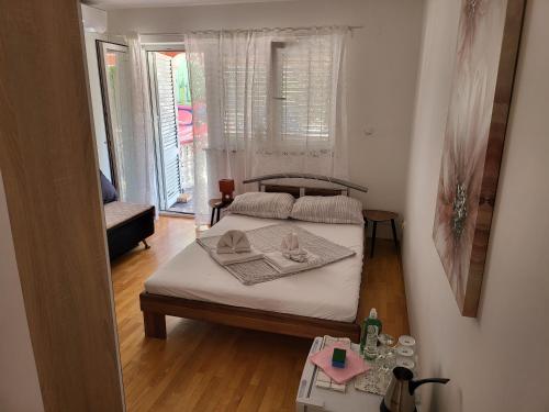 sypialnia z łóżkiem z dwoma ręcznikami w obiekcie Soba L&L Povljana w mieście Povljana