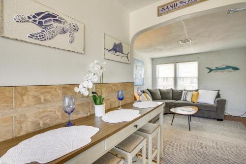Χώρος καθιστικού στο Wildwood Crest Getaway with Deck, Walk to Beach!