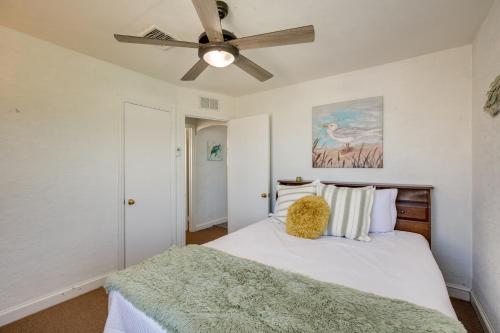 Ένα ή περισσότερα κρεβάτια σε δωμάτιο στο Wildwood Crest Getaway with Deck, Walk to Beach!