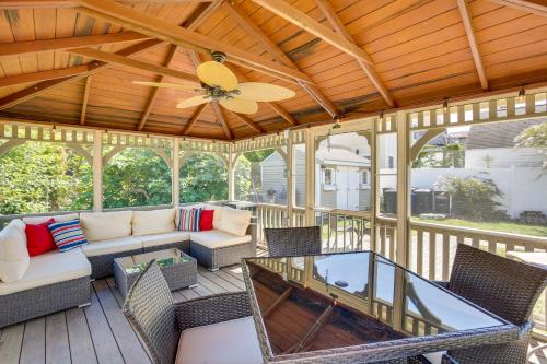 Χώρος καθιστικού στο Wildwood Crest Getaway with Deck, Walk to Beach!