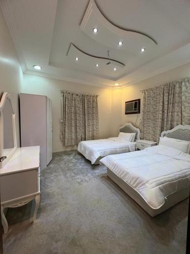 een slaapkamer met 2 bedden, een bureau en een wastafel bij Private Family's Apartment in Obhor
