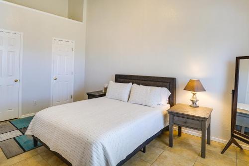 Lova arba lovos apgyvendinimo įstaigoje El Paso Vacation Rental with Spacious Yard, Patio!