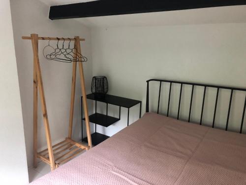 a bedroom with a bed and a wooden ladder at 9 p bungalow in bossen bij Capfun Stoetenslagh in Rheezerveen