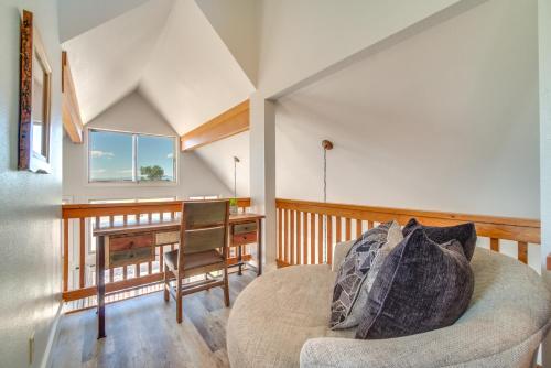 Χώρος καθιστικού στο Bright Wyoming Retreat with Deck and Mountain Views!