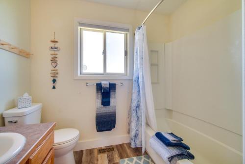 Ένα μπάνιο στο Bright Wyoming Retreat with Deck and Mountain Views!