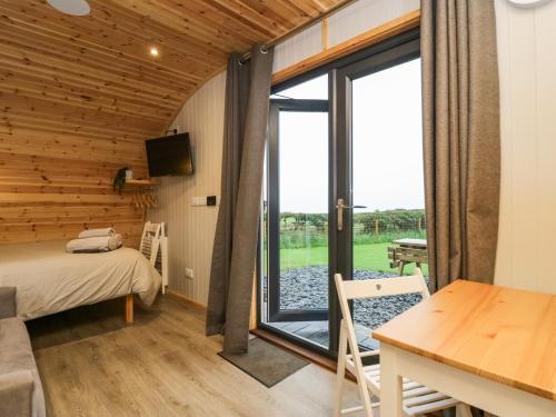 um quarto com uma cama, uma mesa e uma janela em Orchard em Dalton in Furness