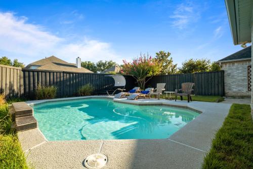 una piscina en un patio con mesa y sillas en Big Room With Cozy Bed, en Dallas