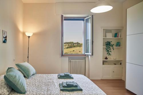 Ein Bett oder Betten in einem Zimmer der Unterkunft Azure spot in Siena centre - Apt centrale con balcone