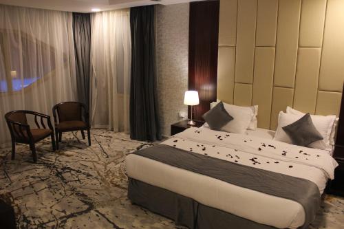Rose Al Haditha Hotel tesisinde bir odada yatak veya yataklar