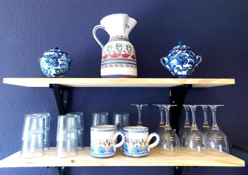 un estante con jarrones y vasos azules y blancos en Altea Old Town PRECIOSO, en Altea