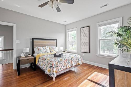 Un pat sau paturi într-o cameră la Spacious, Vibrant Home 'n Central Richmond, VA!