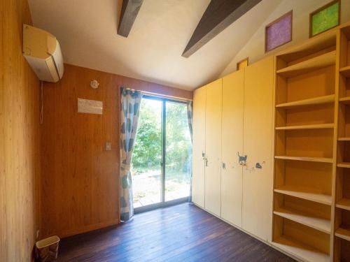 At the foot of Nasu, an old private house remodele - Vacation STAY 15220 في ناسوشيوبارا: غرفة مع نافذة كبيرة وخزانة