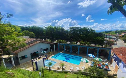 a house with a swimming pool in a yard at Pousada Jovimar in Aparecida