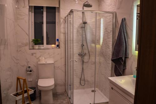 y baño con ducha, aseo y lavamanos. en Designer 3 Bedroom / Bathroom Apartment in Swatar., en Birkirkara