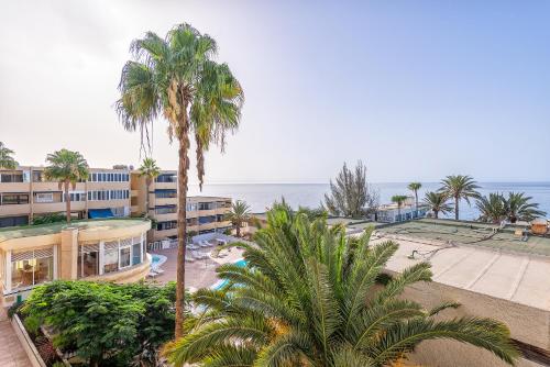 einen Luftblick auf ein Resort mit Palmen und dem Meer in der Unterkunft VISTA MAR Complejo La Colina in San Agustín