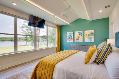 1 dormitorio con 1 cama grande y TV en High-End Home on Cedar Creek Reservoir with Pool!, en Malakoff