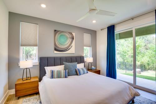 Schlafzimmer mit einem großen Bett und blauen Vorhängen in der Unterkunft Upscale Home on Cedar Creek Pool, Hot Tub and Views in Malakoff