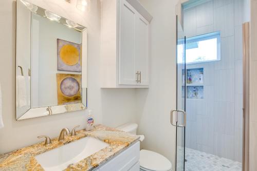 La salle de bains est pourvue d'un lavabo et d'une douche. dans l'établissement Upscale Home on Cedar Creek Pool, Hot Tub and Views, à Malakoff