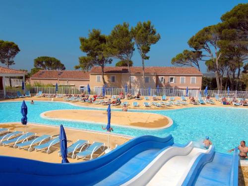 einen Pool mit Wasserrutsche in einem Resort in der Unterkunft Well kept holiday home between Nimes and Montpellier in Aubais