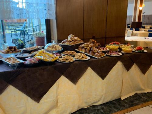 Une table avec un paquet de nourriture. dans l'établissement Excelsior Hotel Cimone LowCost, à San Martino di Castrozza