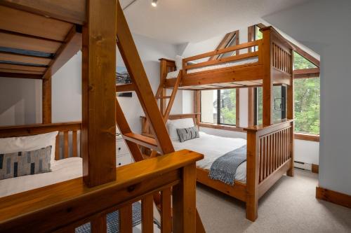 1 dormitorio con 2 literas y escalera en 3BR Spacious Benchlands Family Townhome by Harmony Whistler en Whistler