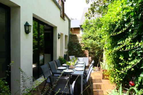 a table and chairs sitting on a patio at Maison en bord de Loire Le repaire du chat in Beaugency