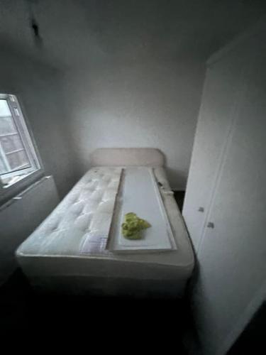 Tempat tidur dalam kamar di Mobile home for rent