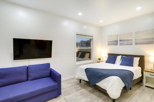 een slaapkamer met een bed en een blauwe bank bij South Haven Oasis - Private Hot Tub, Pool and Grill! in South Haven