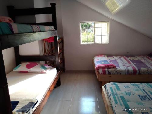 a room with two bunk beds and a window at FINCA YAJARI in Papagalleros