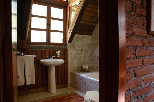 ein Badezimmer mit einem Waschbecken und einer Badewanne in der Unterkunft EL TORREAL in Cayambe