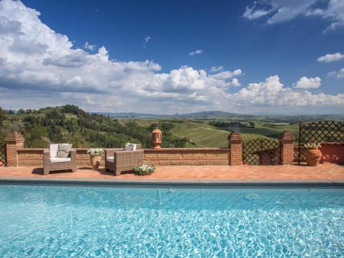 einen Pool mit Blick auf die sanften Hügel in der Unterkunft Beautiful villa in Peccioli with private swimming pool in Molino Mazzetti