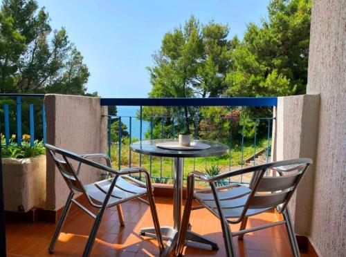 een tafel en stoelen op een balkon met uitzicht bij CORPUS A - Hotel Albatros in Ulcinj