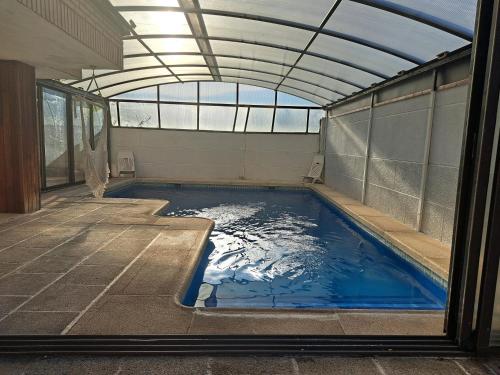 una piscina de agua en un edificio con techo en Yedrada Alojamientos en La Adrada