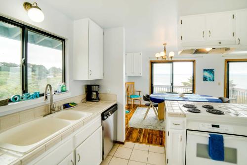 Η κουζίνα ή μικρή κουζίνα στο Rahus Ocean Refuge with Manchester Coast Views!