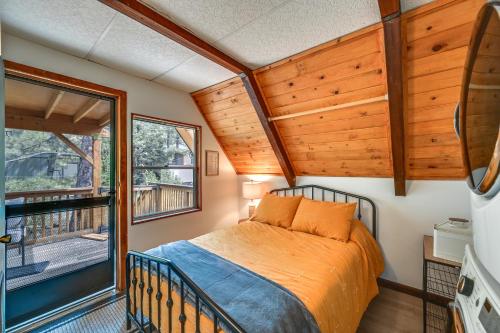 1 dormitorio con 1 cama y balcón en Munds Park Cabin Rental 40 Mi to Sedona!, en Munds Park