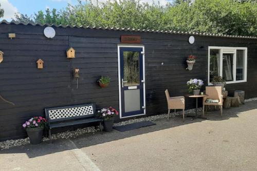 a blue house with a bench and a table at La Luna - Danny in Heerhugowaard