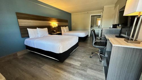 Pokój hotelowy z 2 łóżkami i biurkiem w obiekcie Days Inn by Wyndham San Diego Vista w mieście Vista