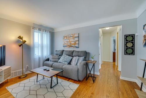Zona de estar de Pet-Friendly Southfield House with Ping-Pong Table!