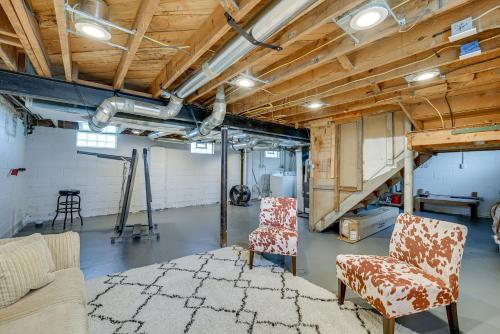 Zona de estar de Pet-Friendly Southfield House with Ping-Pong Table!