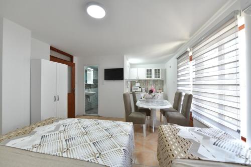 Kuchyň nebo kuchyňský kout v ubytování Apartmani Filipović