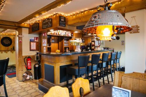 un bar con taburetes azules en un restaurante en Gasthof Sonnental en Winterberg