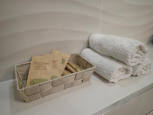 - un panier de serviettes sur un comptoir dans la salle de bains dans l'établissement Agroturystyka Góra Fiedora, à Pieniążkowice